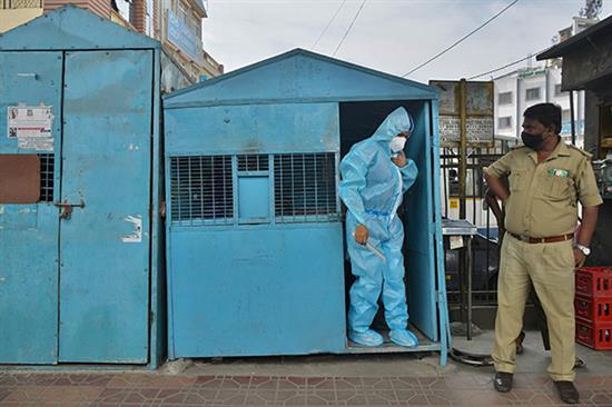 印度班加罗尔，医务工作者身着防护服准备给民众进行新冠病毒检测。人民视觉 资料图